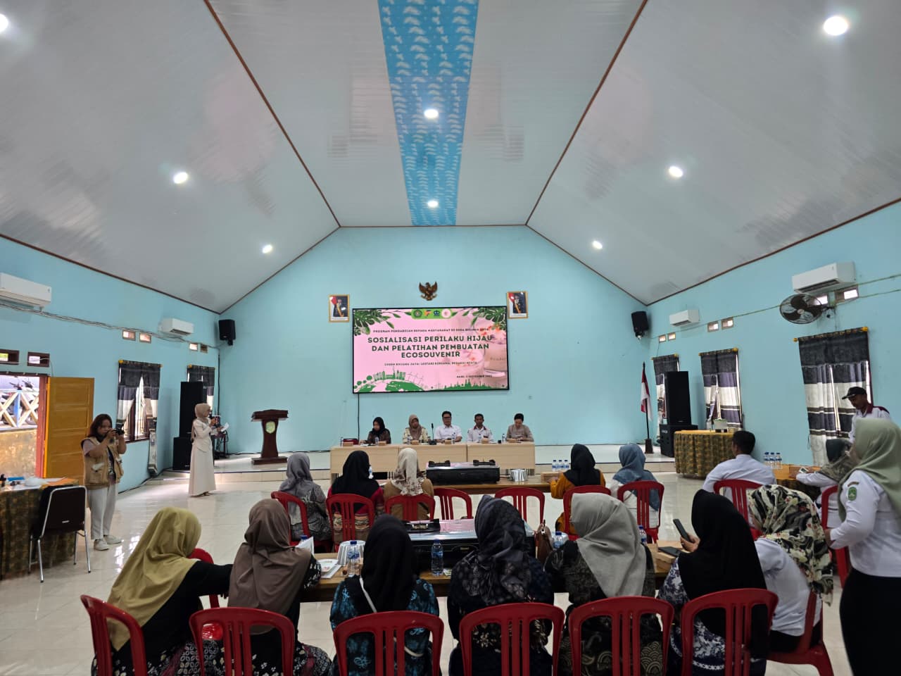 Sosialisasi Perilaku Hijau dan Pelatihan Pembuatan Ecosouvenir