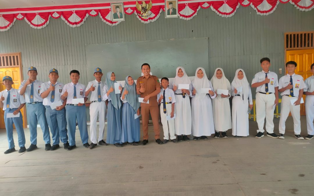 Pemerintah Desa Bhuana Jaya Kecamatan Tenggarong Seberang muliakan hari kelahiran Nabi Muhammad SAW dengan berbagi Beasiswa bagi siswa berprestasi